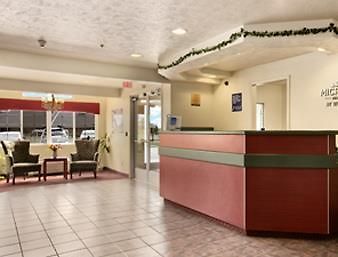 Microtel Inn & Suites By Wyndham Holland İç mekan fotoğraf
